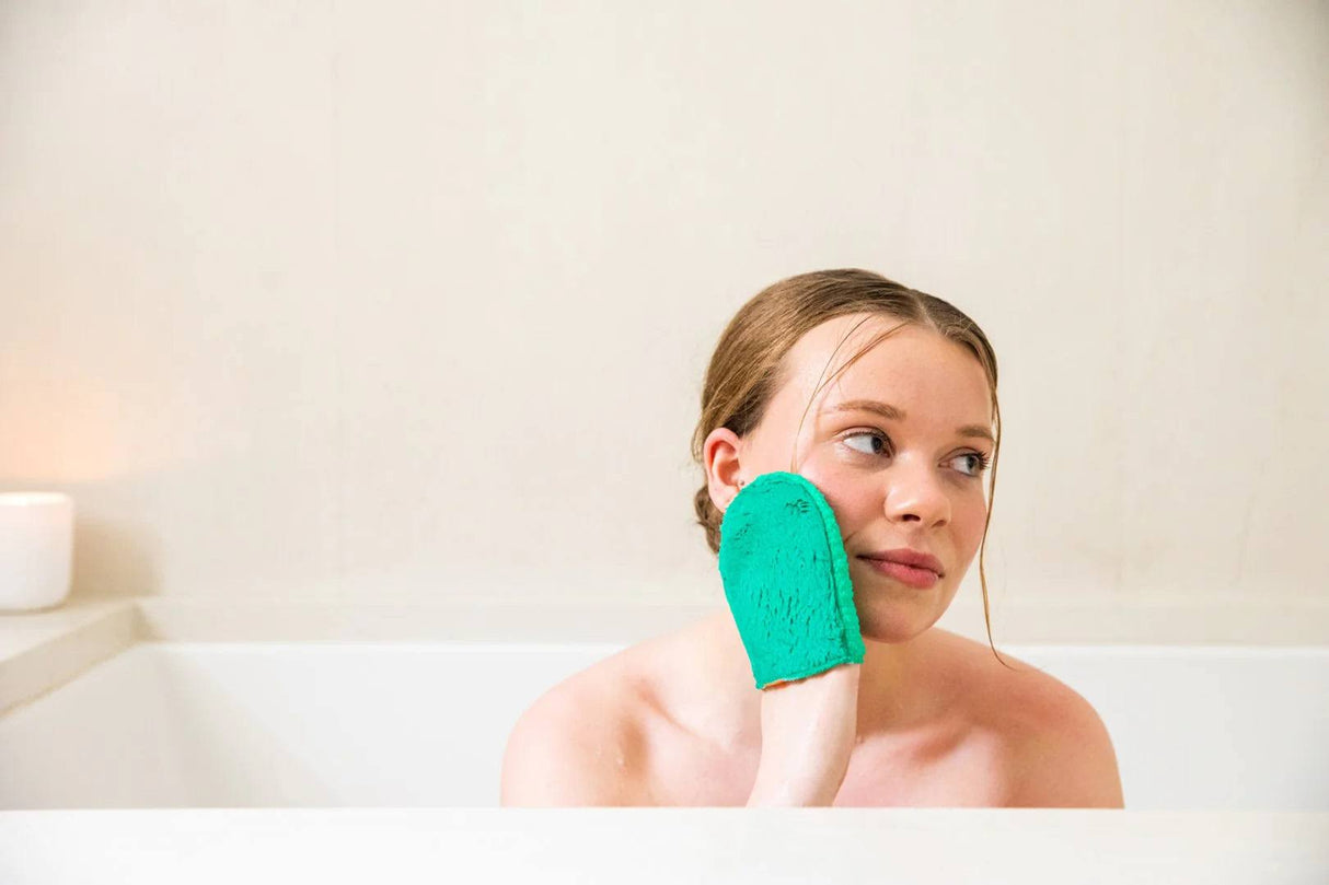 Cleanlogic Facial Mitt: Gentle Exfoliation for a Clear Complexion - Cozy Farm 